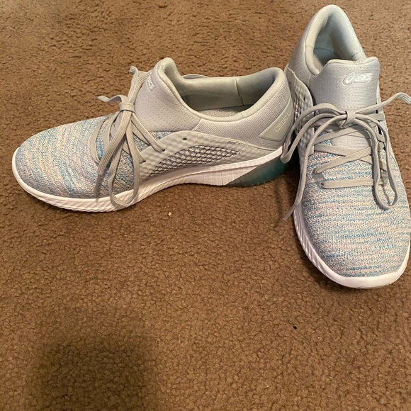 ASICS - Picture 3 of 3